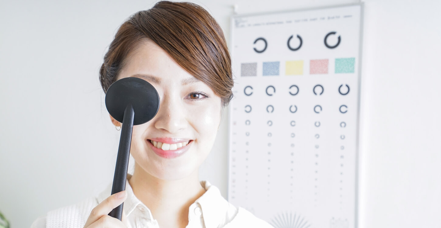 視力検査をしている女性イメージ